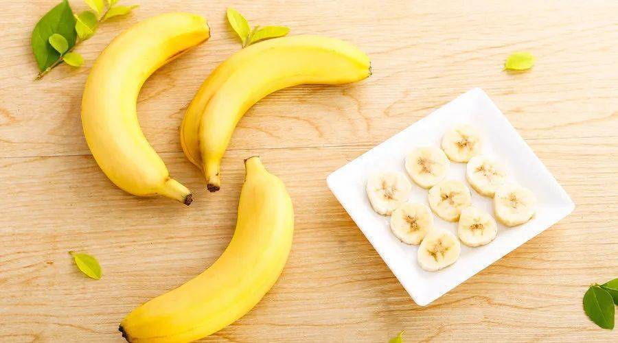 文章导读：一根香蕉含有多少g果糖是常见的热门问题，本文将从果糖的种类、香蕉的种类、果糖含量及影响果糖含量的因素等方面来阐述一根香蕉含有多少g果糖