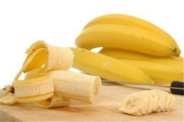 导读：香蕉是一种水果但它也可以作为单独的一种食物来进行调理肠胃排毒