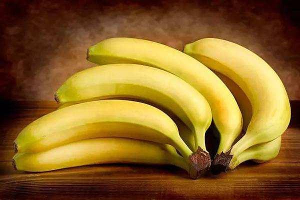 导读：香蕉的热量以及它的好处经常深受人们关注，但吃太多香蕉也有风险，特别是考虑到每个人所需要的热量不同