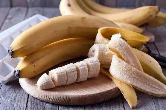 导读：在口粮紧缺的世界中，一个人只吃香蕉能活多久？这也许是一个有着重要意义的问题
